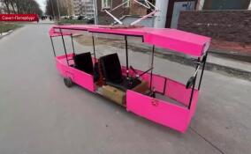 По улицам Петербурга курсирует самодельный розовый трамвай